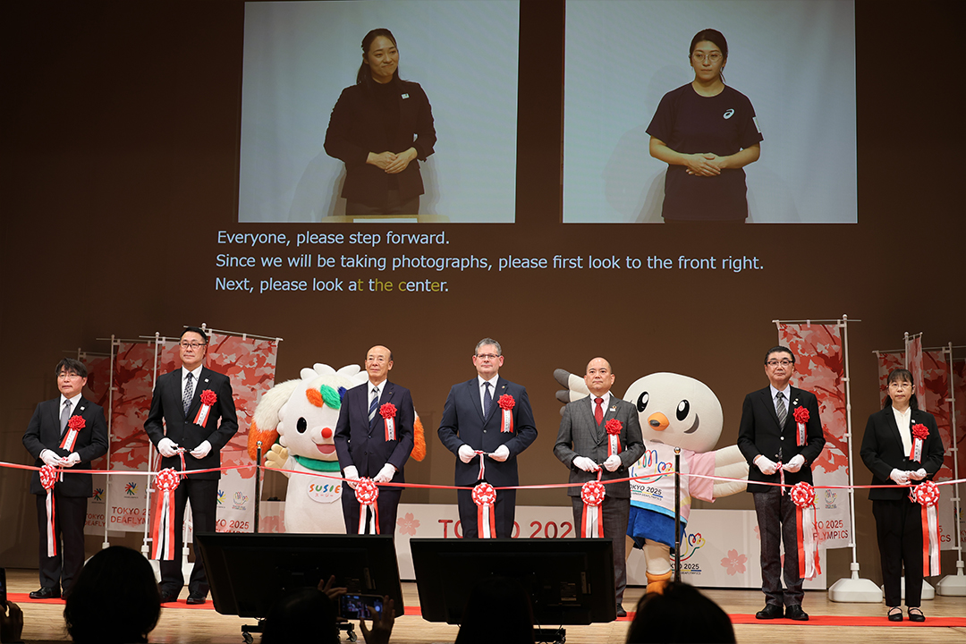 主催者来賓者の代表者によるテープカット