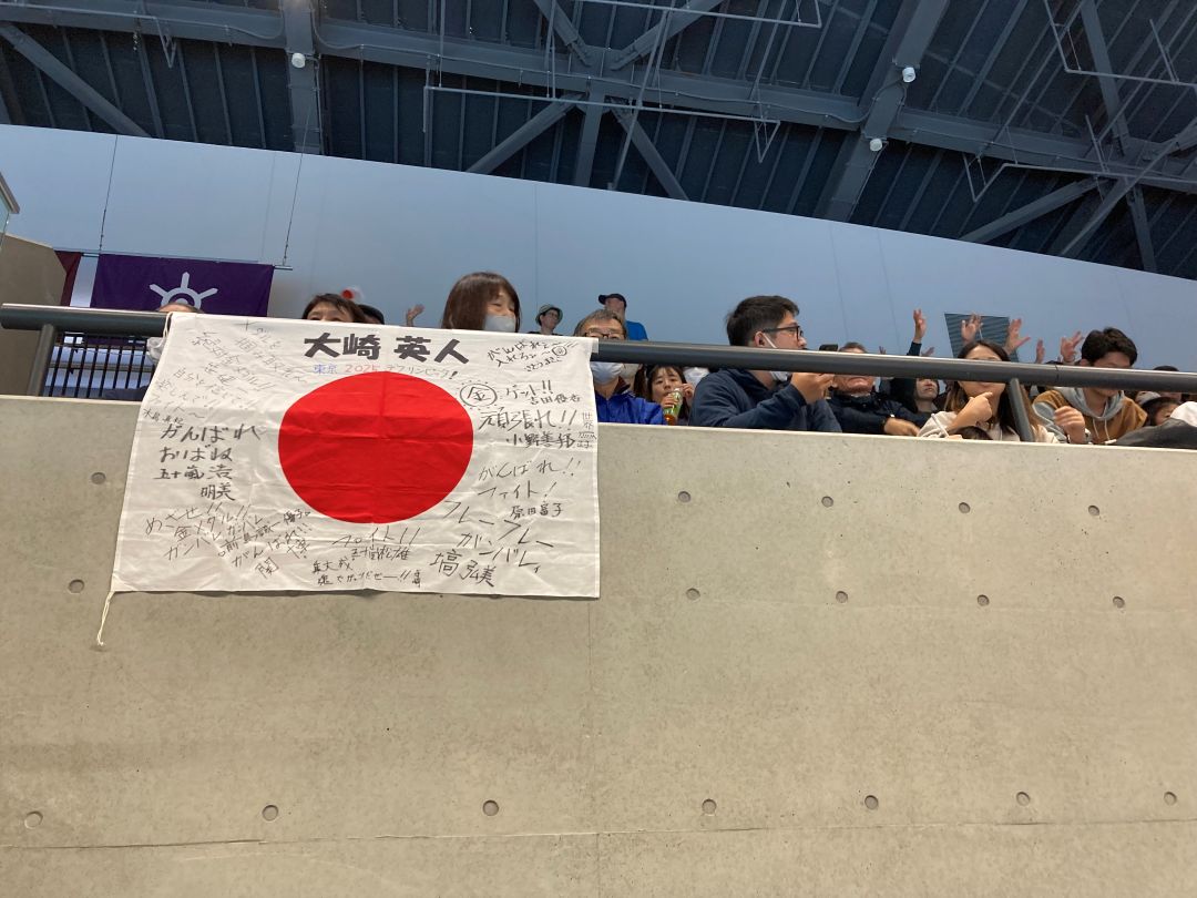 日の丸の国旗の寄せ書きで応援する方も