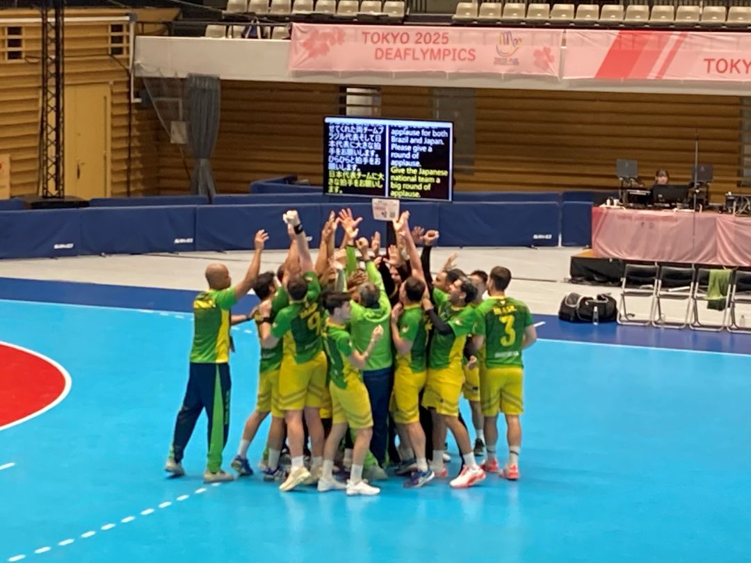 コート内で集まって喜ぶブラジルチーム選手たち