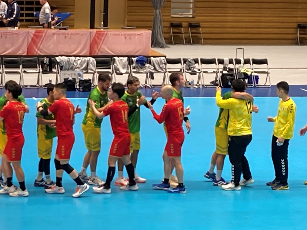 抱き合う日本とブラジルの選手たち