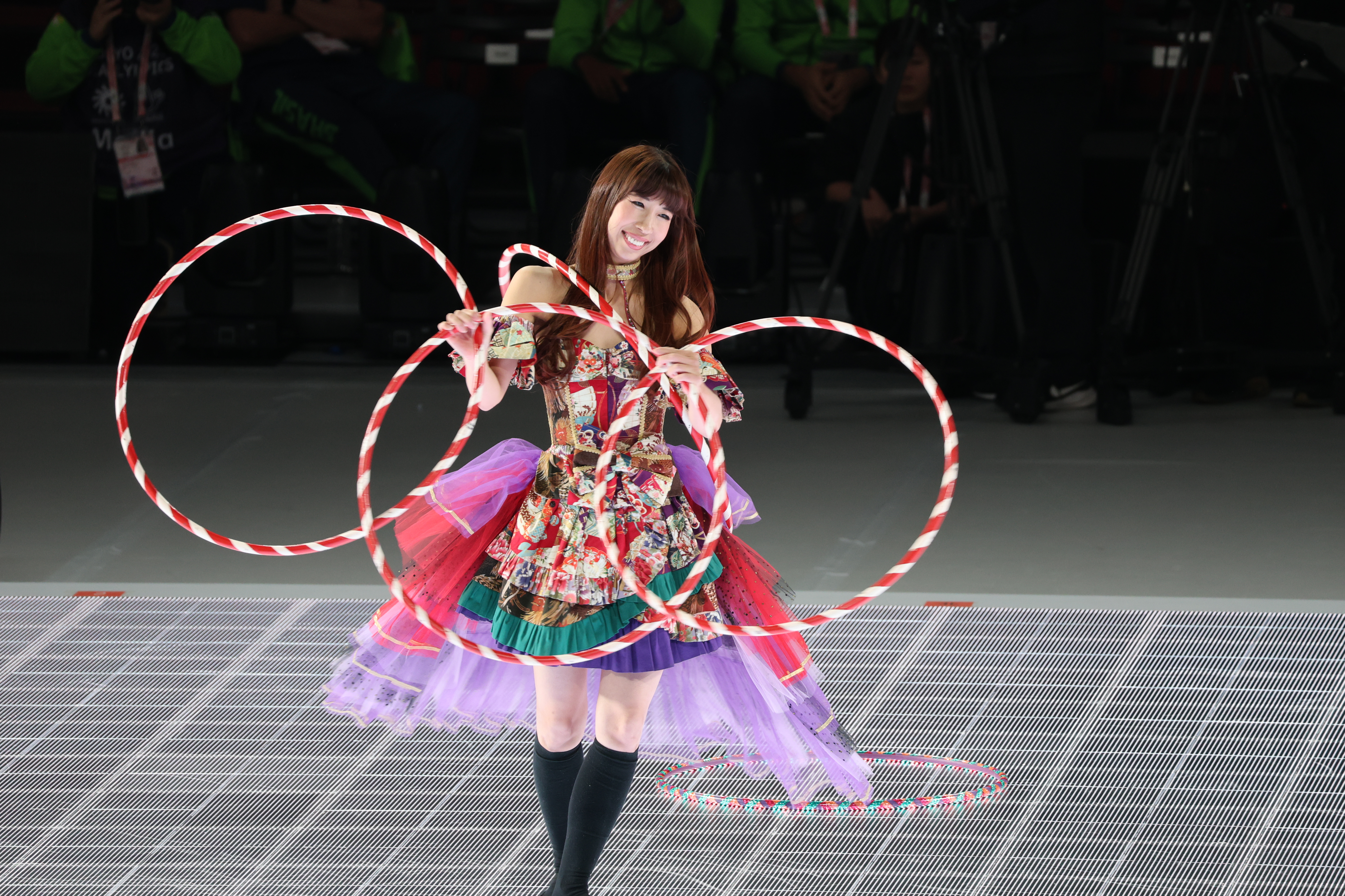 たくさんのフラフープを持って踊るパフォーマンス