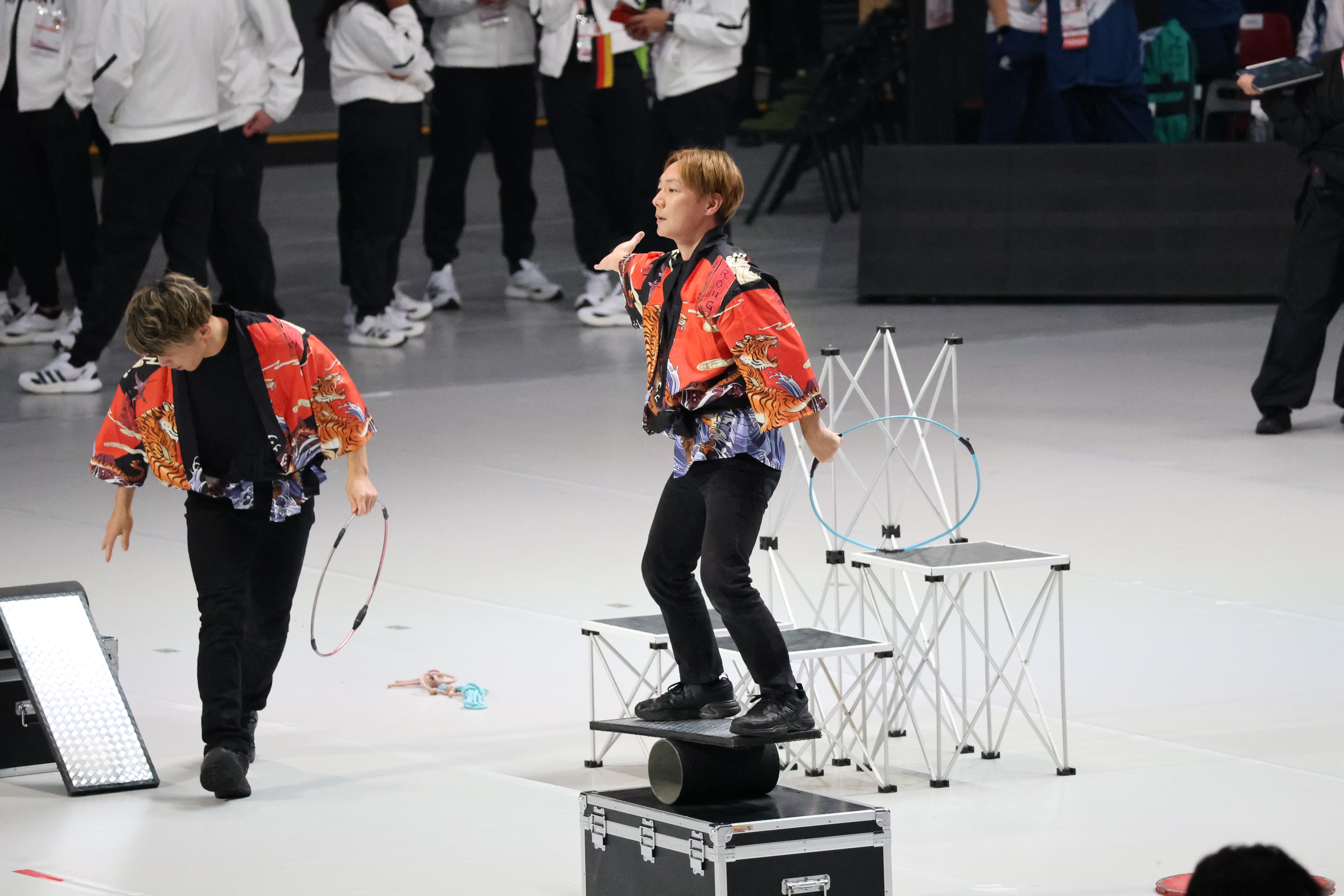 台の上に太いパイプを載せその上に立ち上がりました