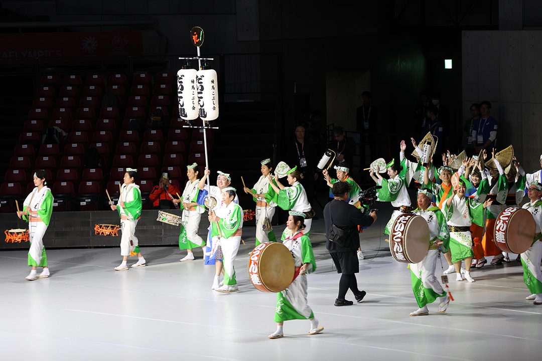 だいこん連(阿波踊り)が入場をサポートしました。白地に黄緑の着物がきれいです