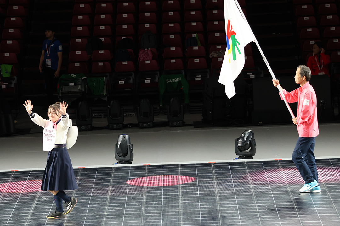 渋谷区立原宿外苑中学校と東京都立中央ろう学校の生徒が制服を着て、プラカーダーを務めました。