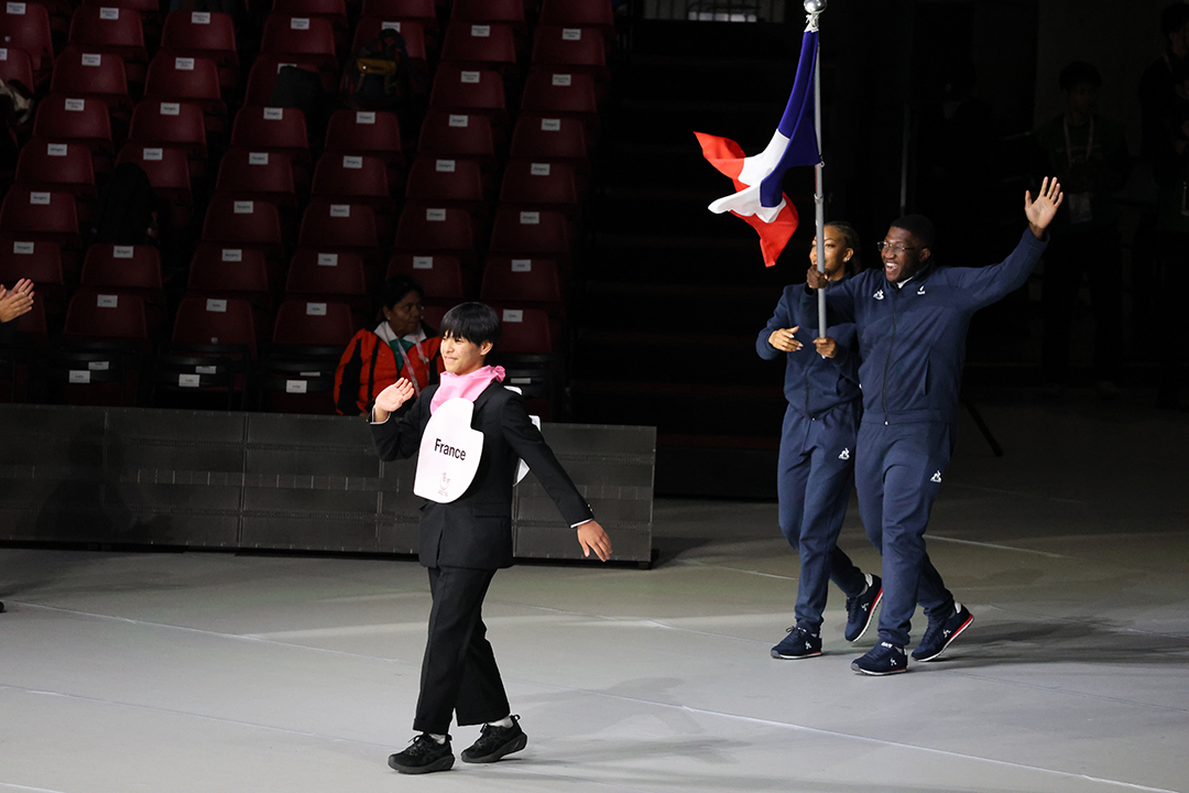 フランス共和国の男性2人で旗を持って入場してきました