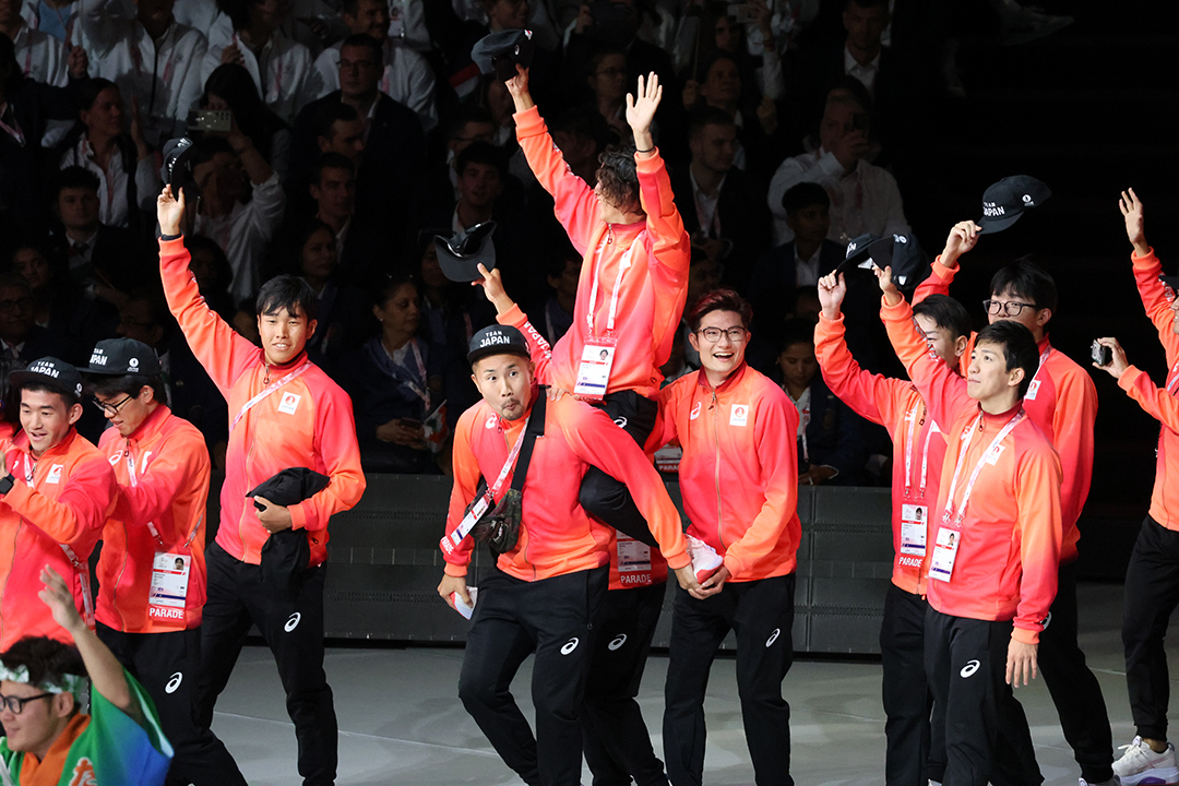 4人で騎馬戦の形で行進して盛り上げています