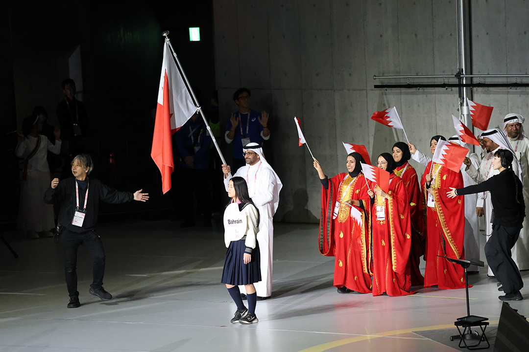 バーレーン国の男性は白の衣装、女性は赤の衣装で入場しました