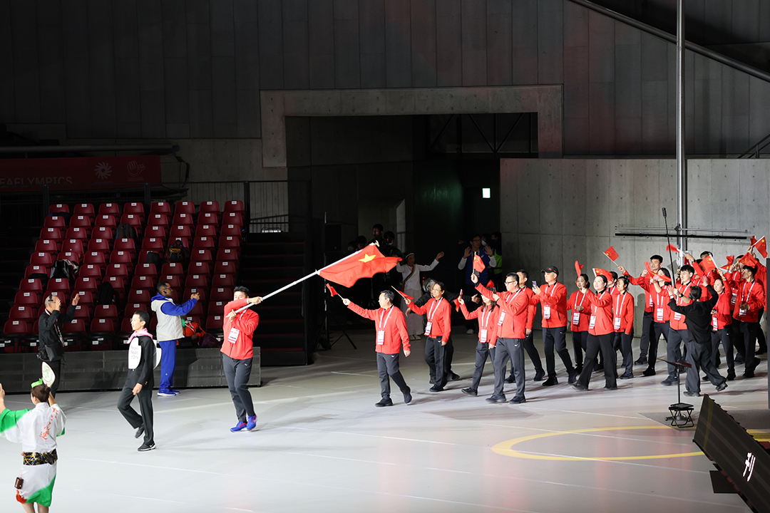 中国の選手団は赤の上着と黒のズボン