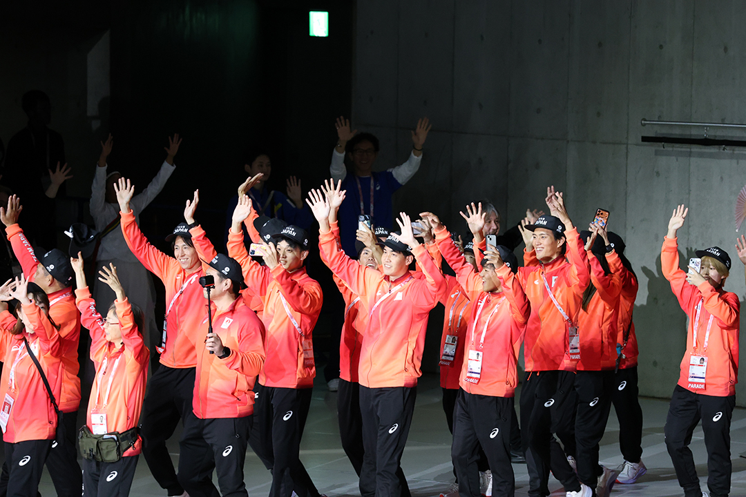 日本選手団、両手を振っていたり、片手にカメラ・スマホを持っている人もいます1