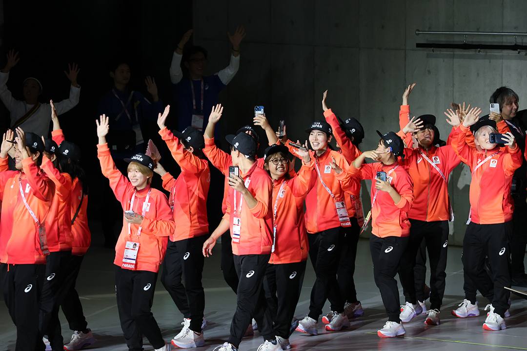 日本選手団、両手を振っていたり、片手にカメラ・スマホを持っている人もいます2