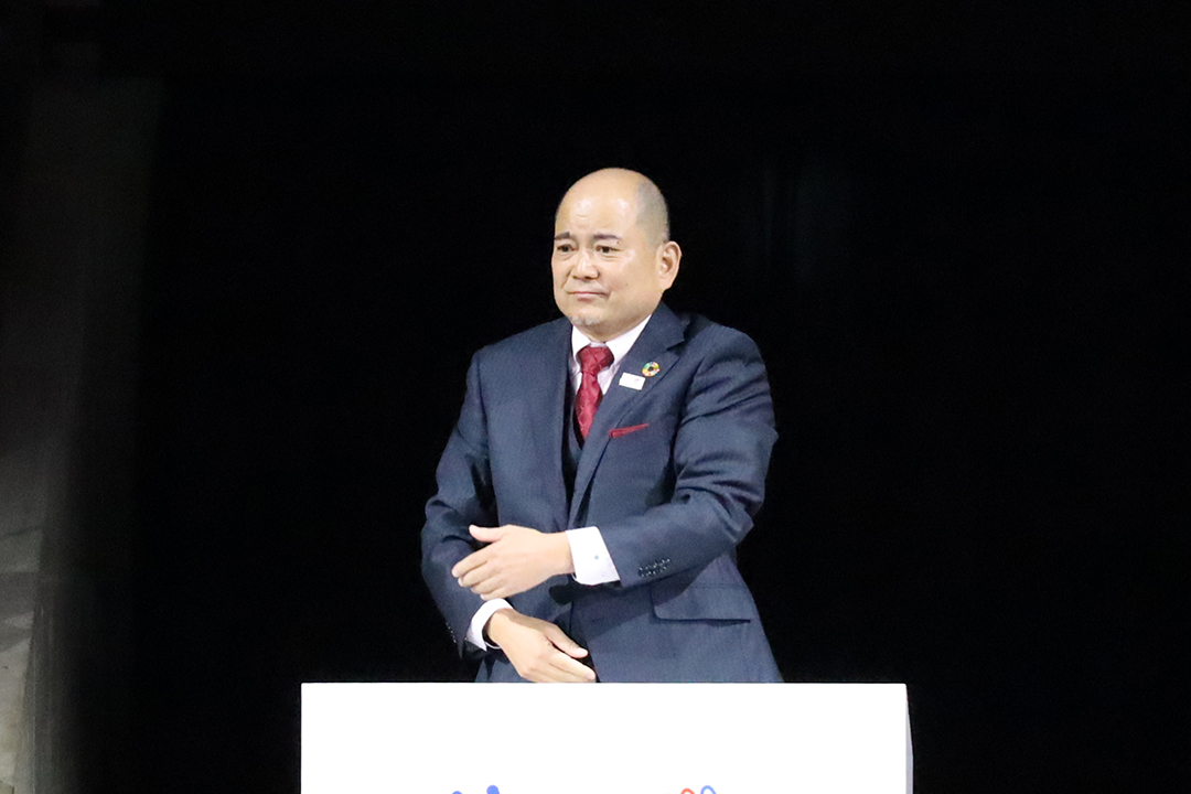 手話を交えながら挨拶してます