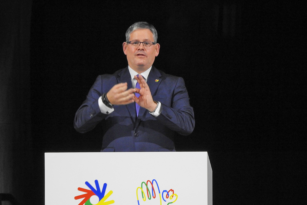 ICSD会長アダム・コーサ氏が手話を交えて開会宣言をしました