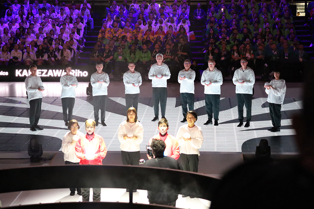 選手を交えて14人で光る玉を持っています