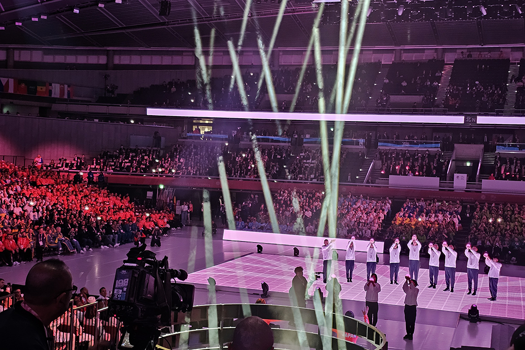 15人の光がモニュメントに光の柱が点灯しました