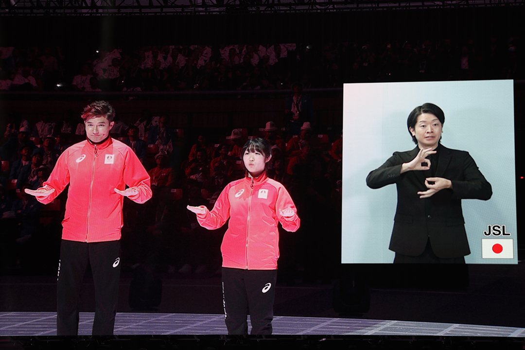 男女二人の選手が手話を交えて選手宣誓をしました