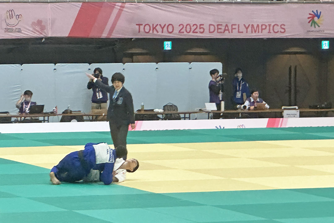 青の柔道着の選手が、技を決めている様子