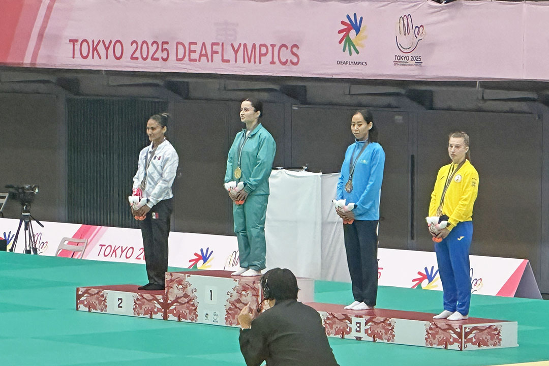 銅メダル２人、銀メダル１人、金メダル１人の様子