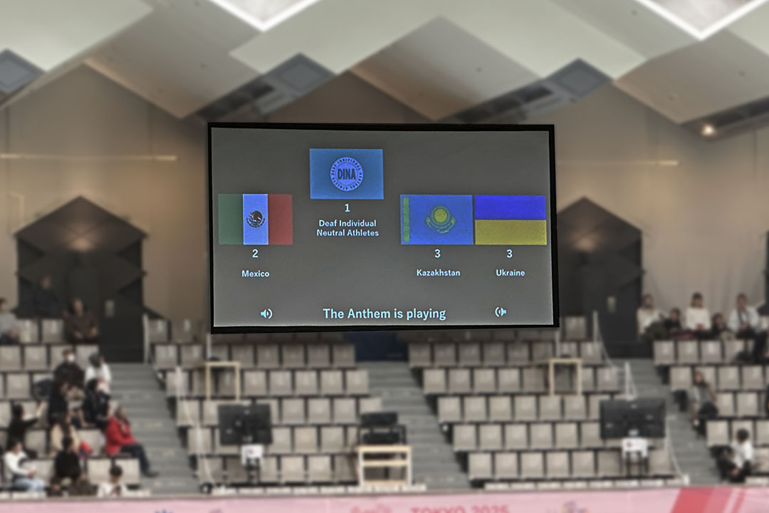 大型モニターに国旗が表示されている様子