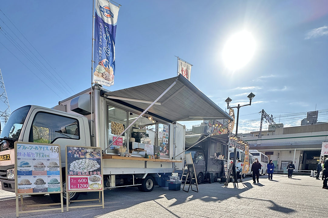 多くのキッチンカーが並んでいます。