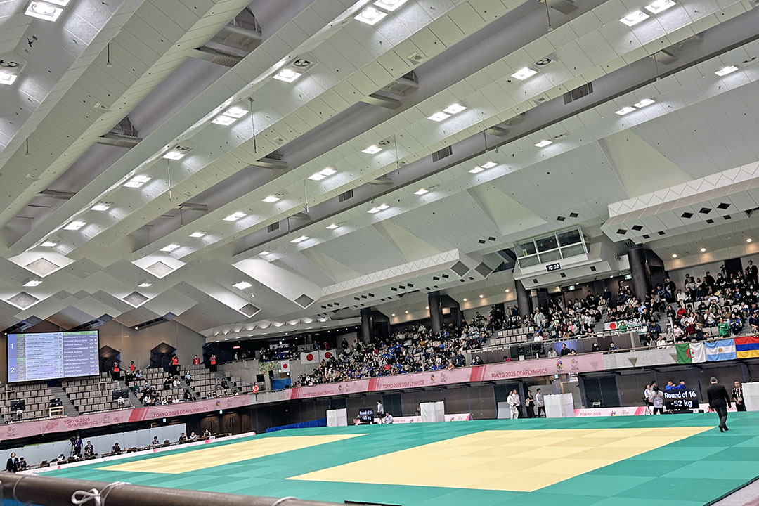 館内では、多くの応援する人がいます。