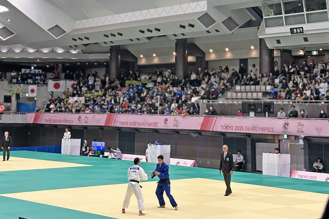 白の柔道着と青の柔道着の選手が試合をしている様子