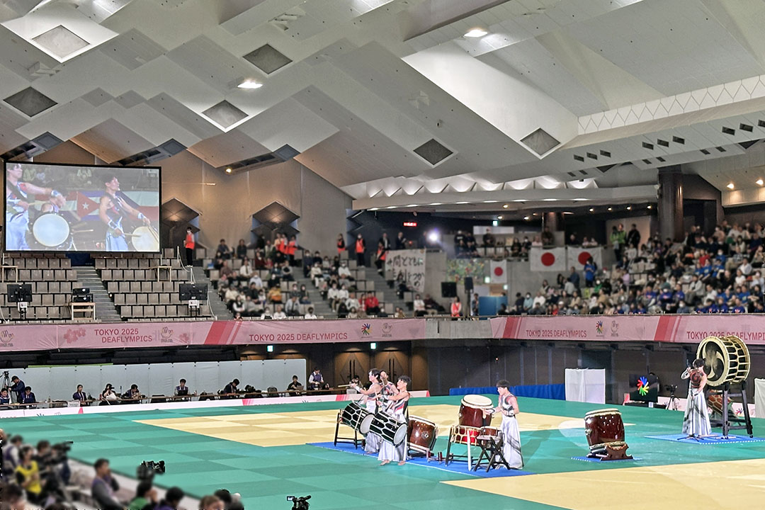 10個の和太鼓で演奏している様子