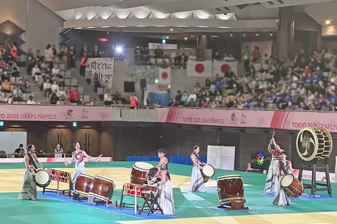 力強く和太鼓で演奏している様子