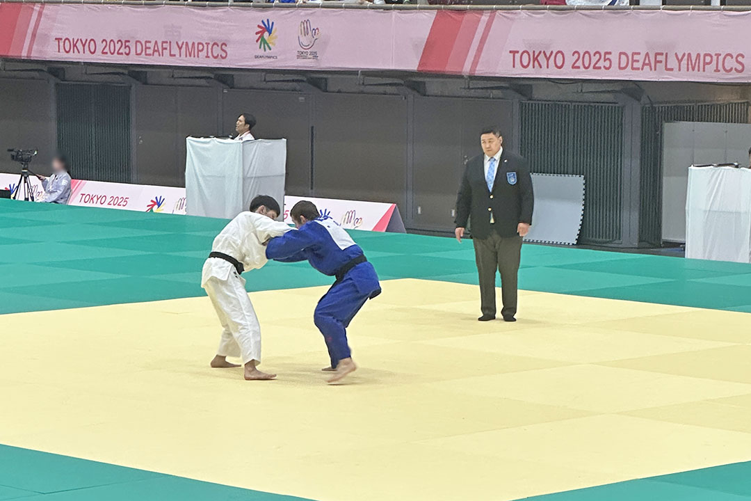 白の柔道着と青の柔道着の選手が組んでいる様子