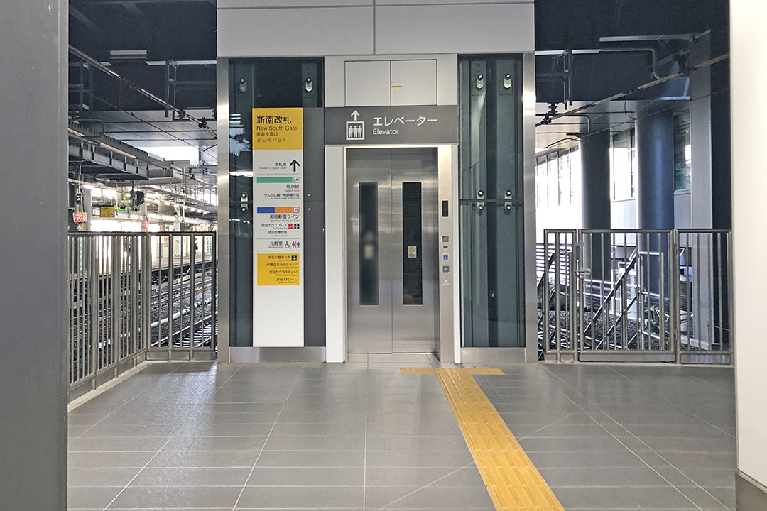 山手線ホームのEエレベーター入口