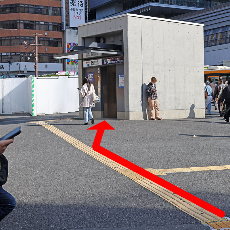 宮益坂口前の広場にある21番エレベーター