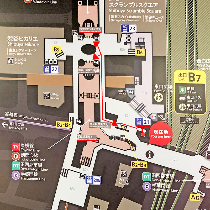 地下2階で21番エレベーターを降りてからの通路と改札の位置を示すイラスト