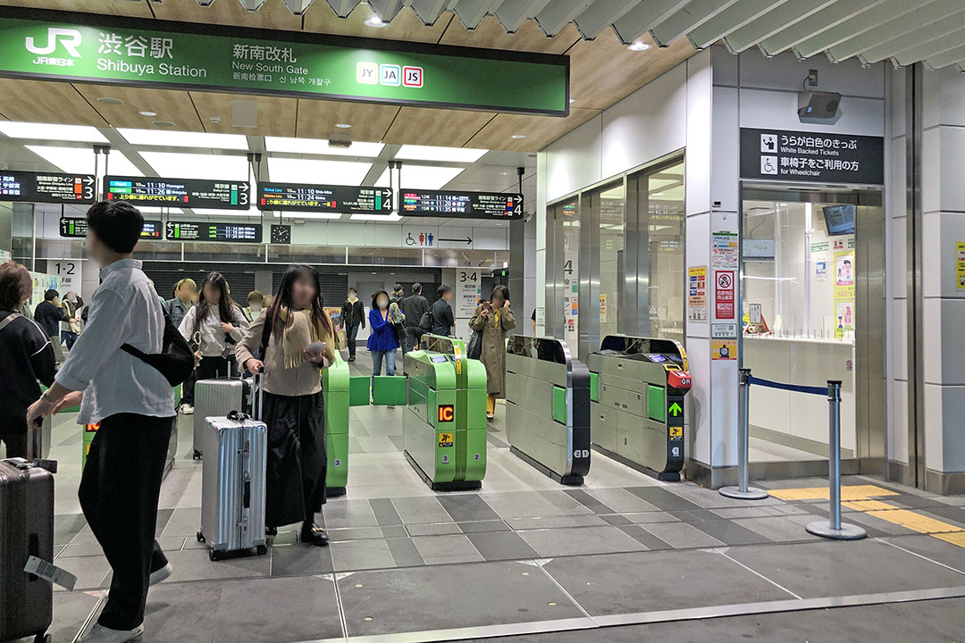 新南改札の外側の写真。案内所は右側