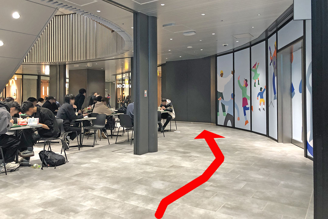 桜丘広場の中央付近はテーブルとイスが並べられている。その右側の通路を写した写真