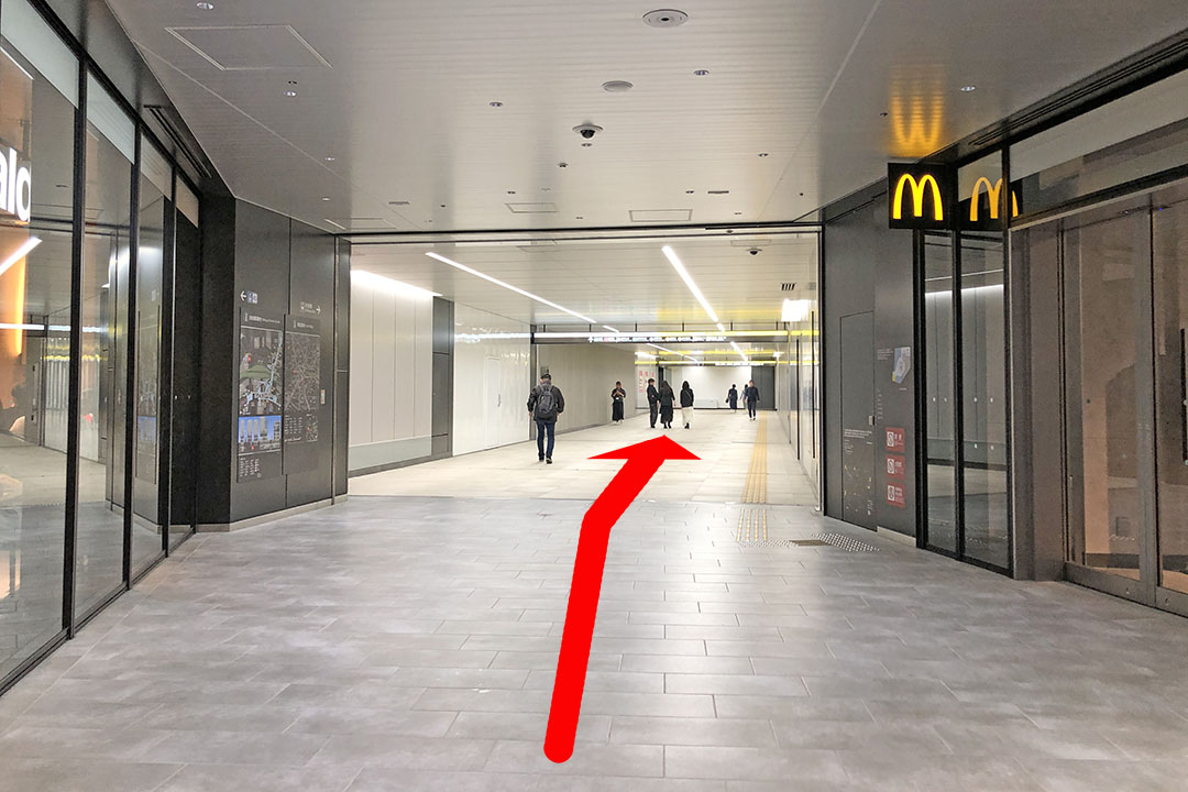 広場の先にあるまっすぐな通路を写した写真