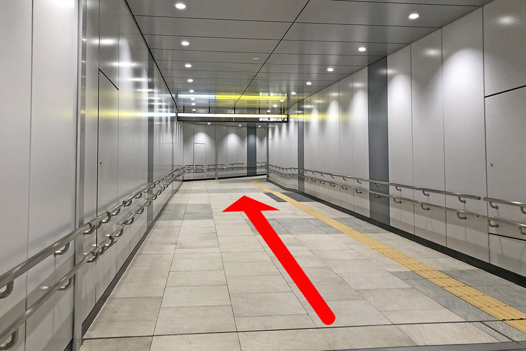 突き当たりから左方向の緩やかなスロープを写した写真