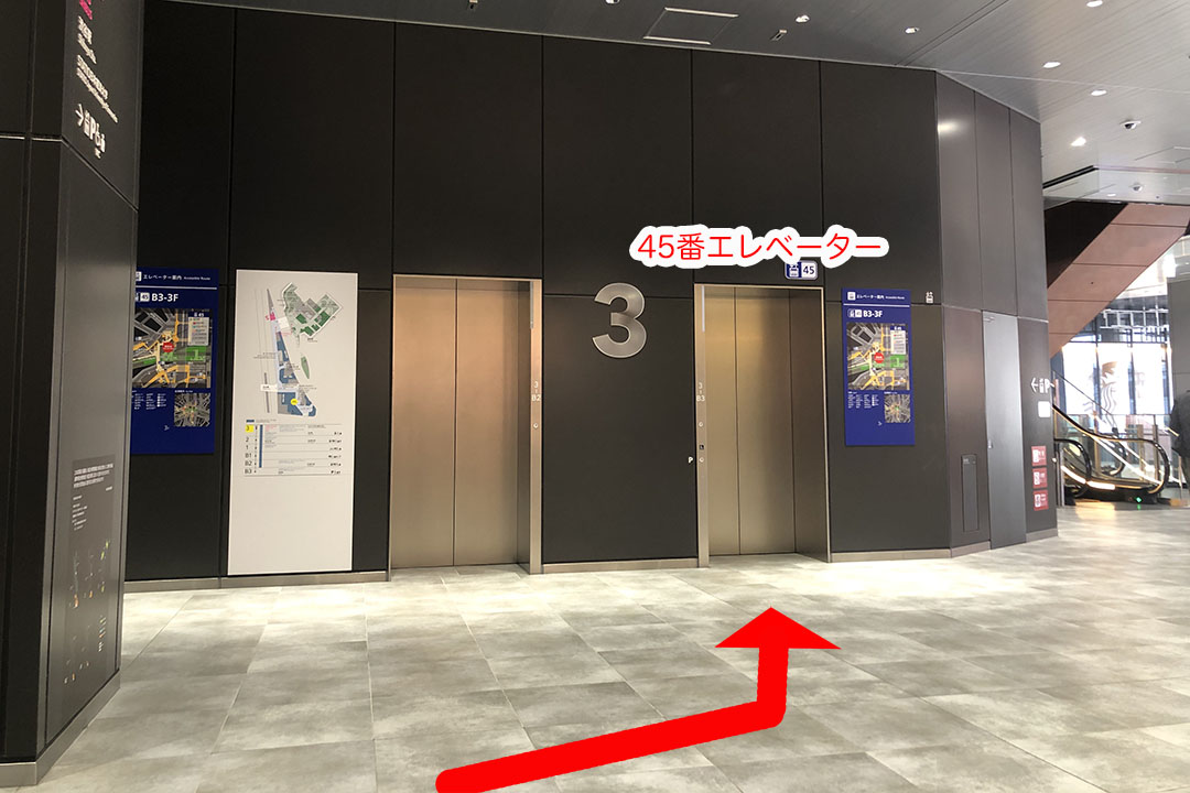 通路の左側にある45番エレベーター入口