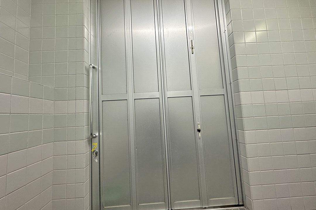 扉は、アコーディオン式です。