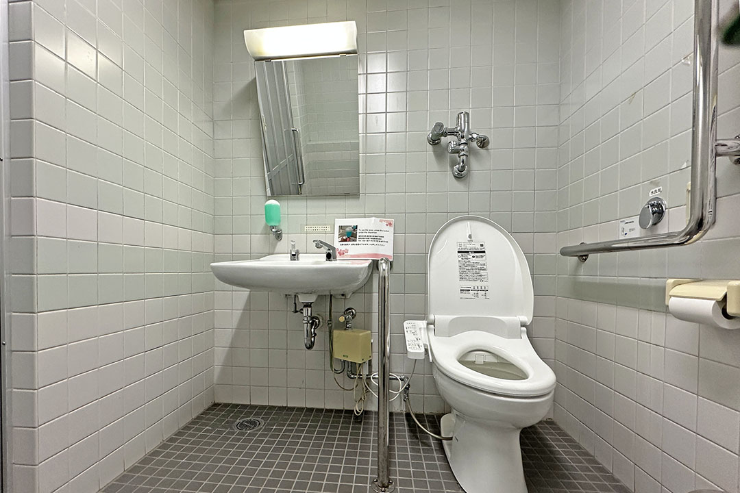 便器と手すりと洗面台があります。