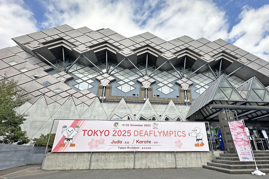 東京武道館の外で建物の外観を映している様子