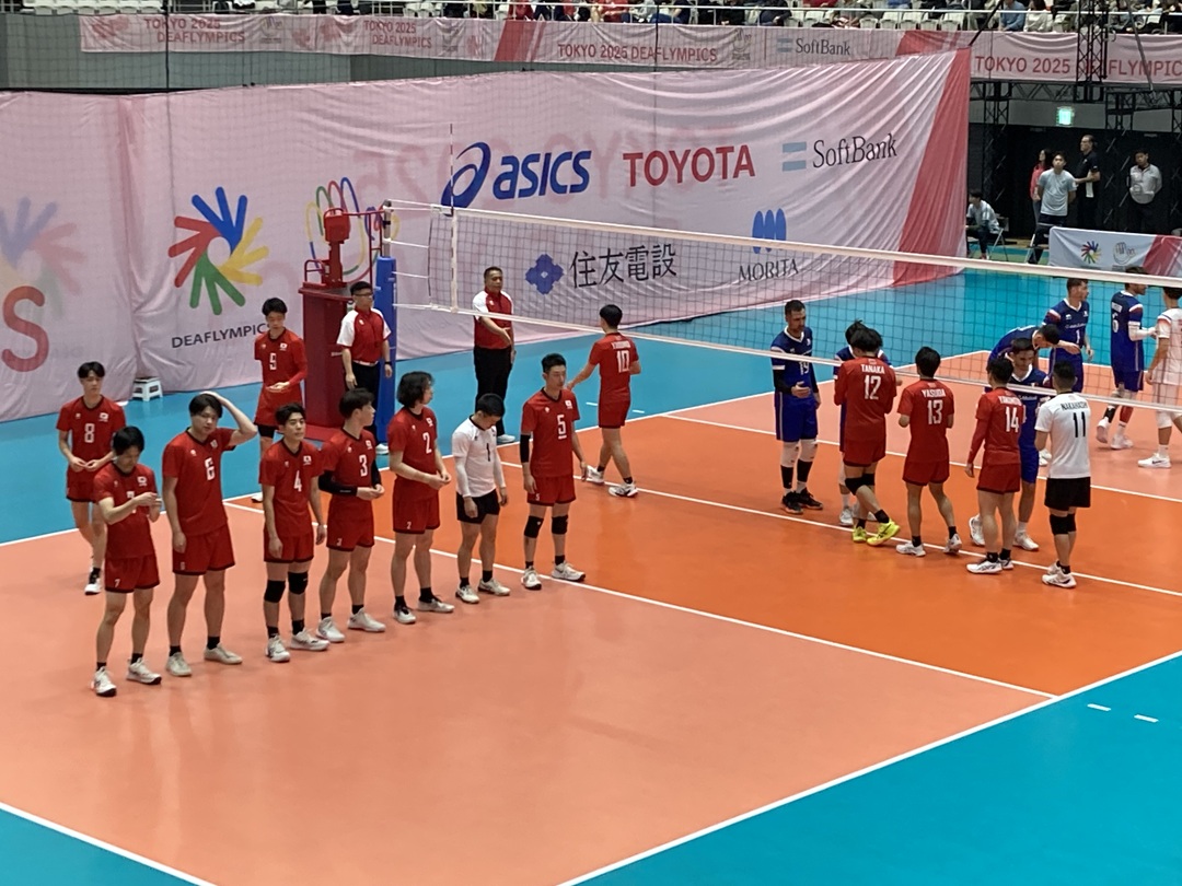 試合開始前の両国選手同士の握手