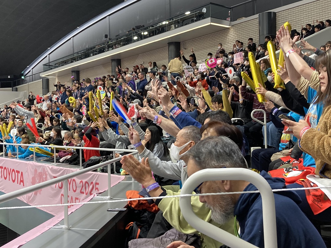 スタンドからのハンドサインによる大声援