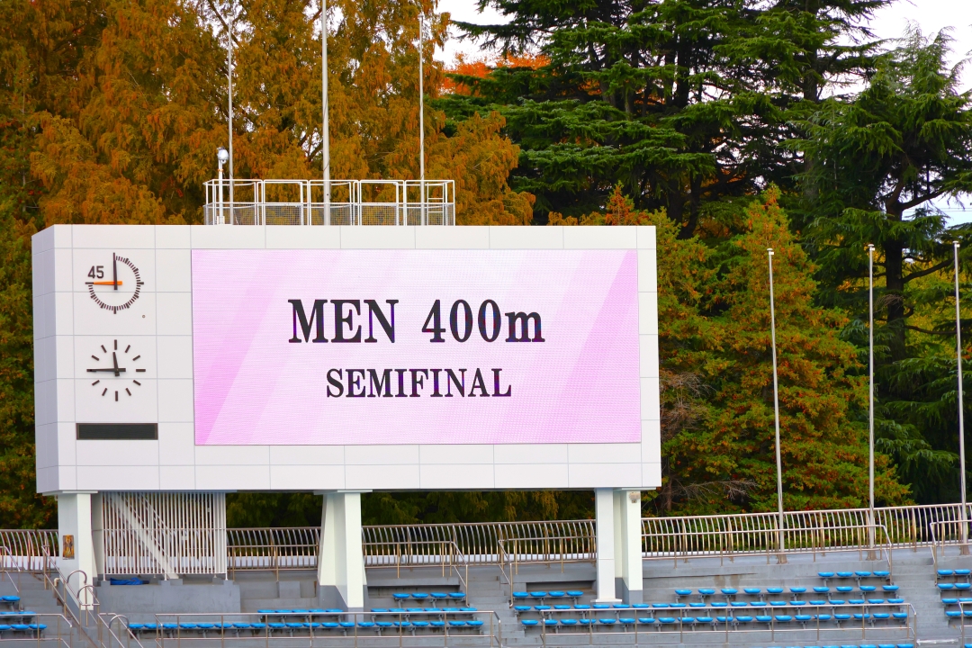 MEN400m SEMIFINAL と表示された電光掲示板