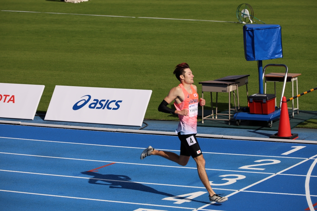 右脚を大きく伸ばしゴールラインを踏む瞬間