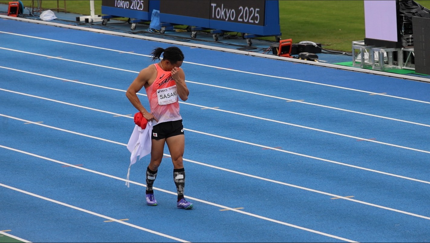 うれし泣きする佐々木選手