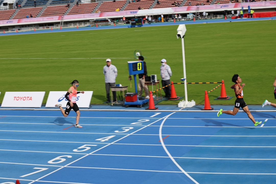 うつむきがちにゴールする中村選手