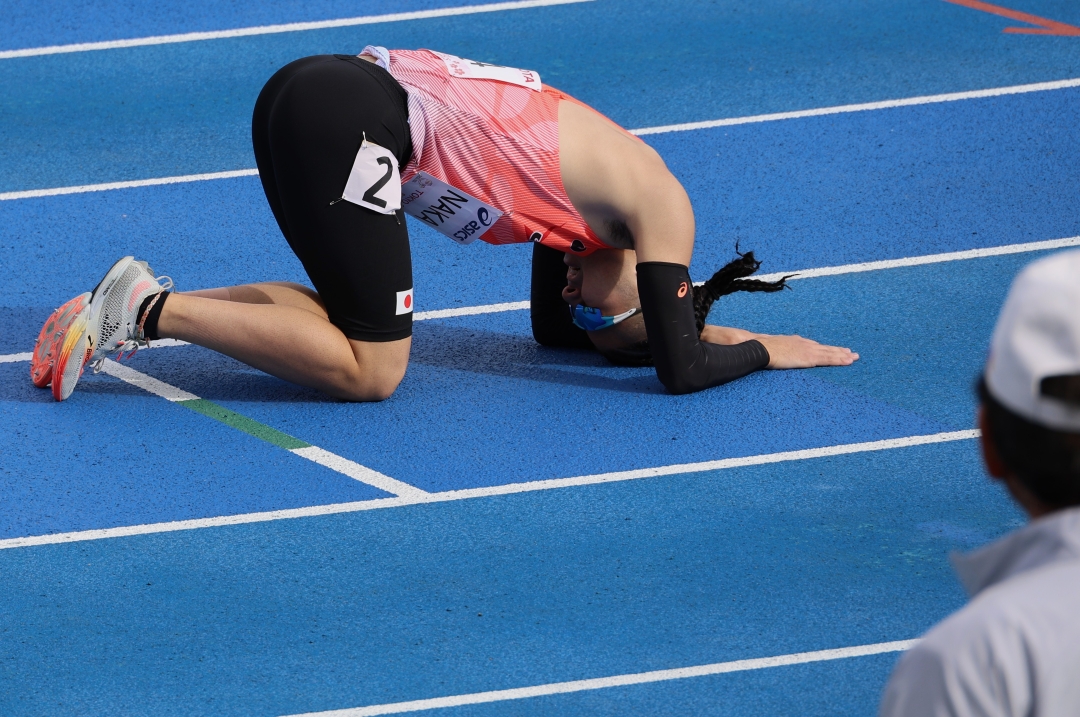 グランドにうずくまる中村選手