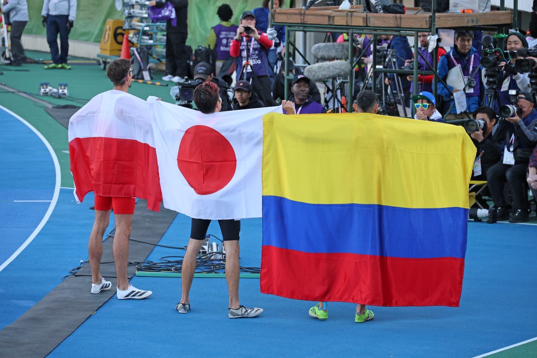 各選手が国旗を背に並び立つ