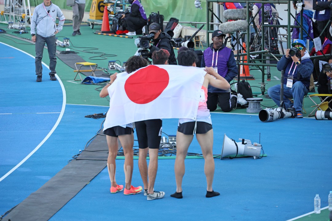 国旗と日本3選手