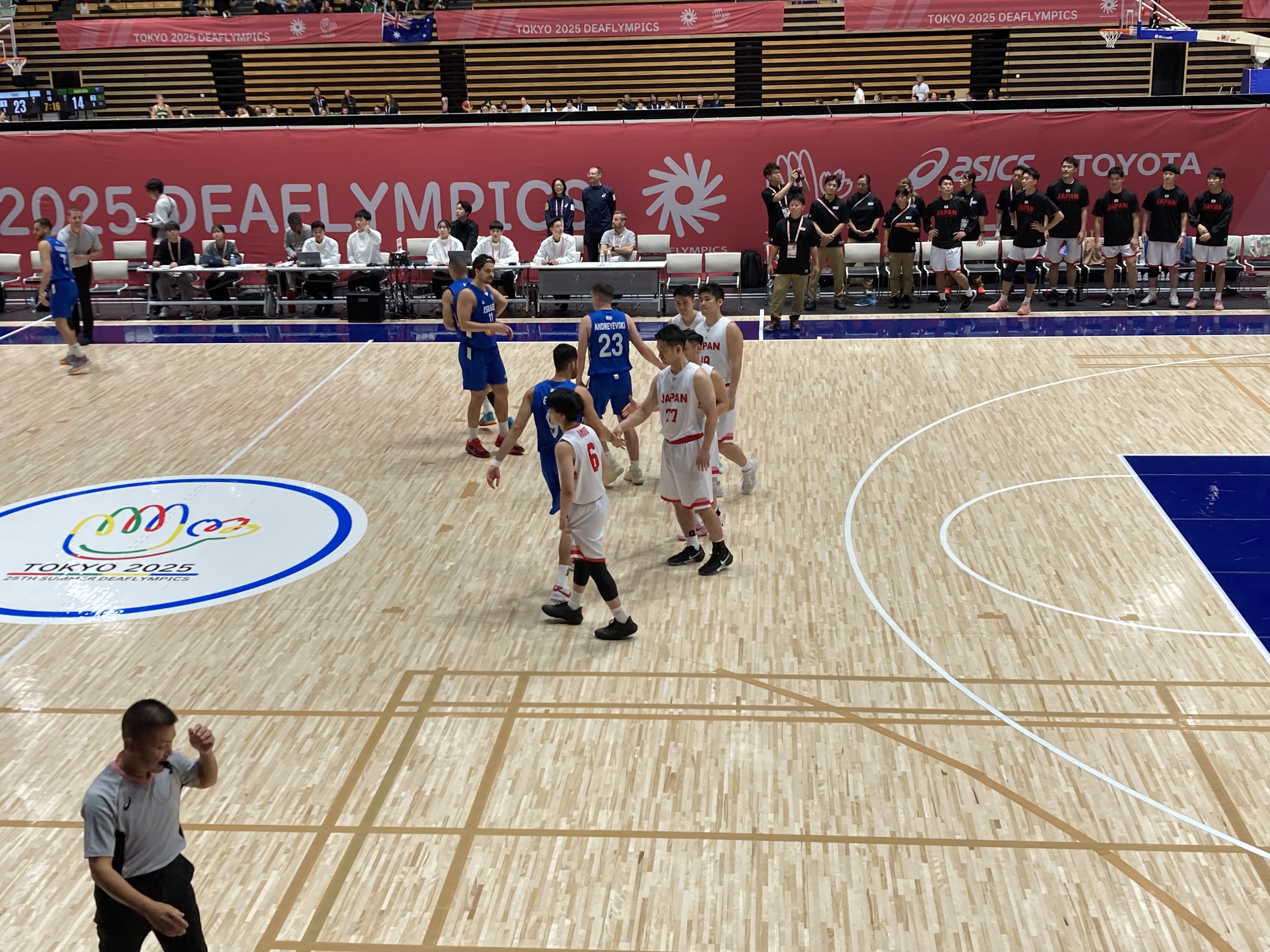 両国のスタメン選手紹介～健闘を誓い握手