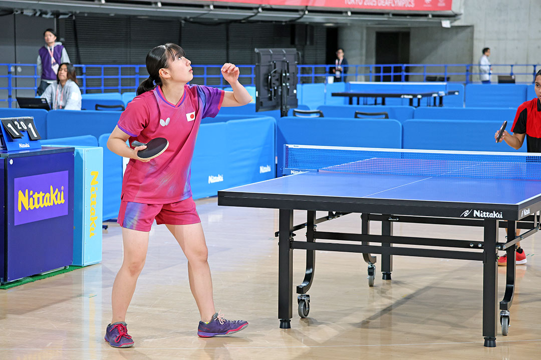 サーブをする山田萌心選手